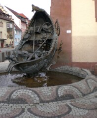 <div style="text-align: right;">Das ist der Narrenbrunnen gestaltet als "Narrenschiff".</div>
<div style="text-align: right;">Den Bau des Narrenbrunnens hat vor allem die Narrenzunft "Eintracht" Bräunlingen finanziert, mit freundlicher Unterstützung durch die Stadtverwaltung und durch die Bräunlinger Geschäftswelt.</div>